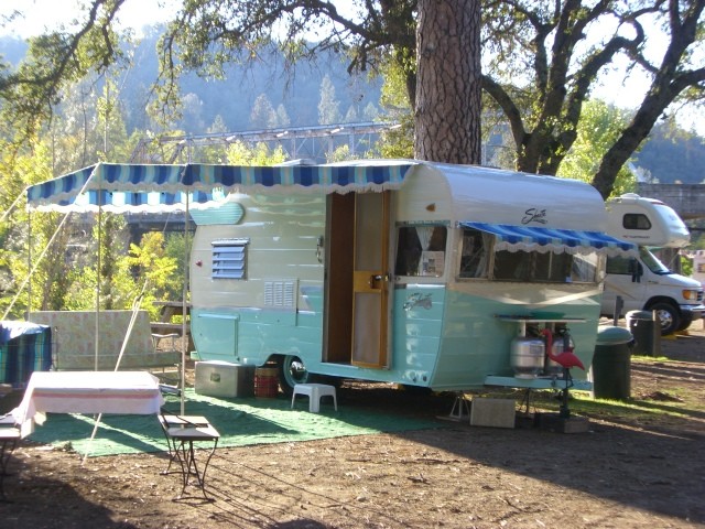 1962 SHASTA AIRFLYTE
Penny Cotter
& Charlie Nienow
Santa Cruz, California