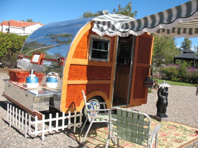 
1956 WOODIE LOVE BUG
[view 1977 GMC
tow vehicle]
Dayton &amp; Pam Taylor
Temecula, California
www.VintageTrailerCrazy.com 