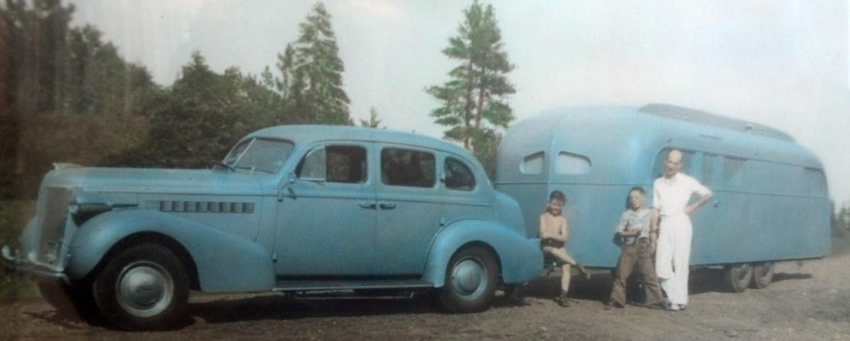 1936/37 Hollywood
Nomad
Rare tandem axle
The Sid Russell family
summer road trip to
Siskiyou Mountains in
Northern California
(Doug Huse photo)