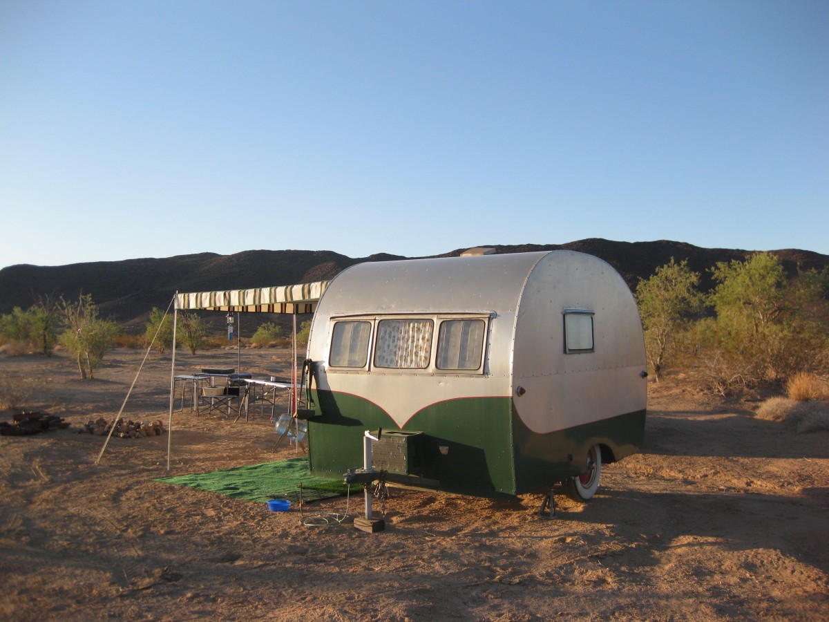1949 Kit Ten
"desert camping"
Charlie Wallace
& Sherry Trotcha
Lakeside, California