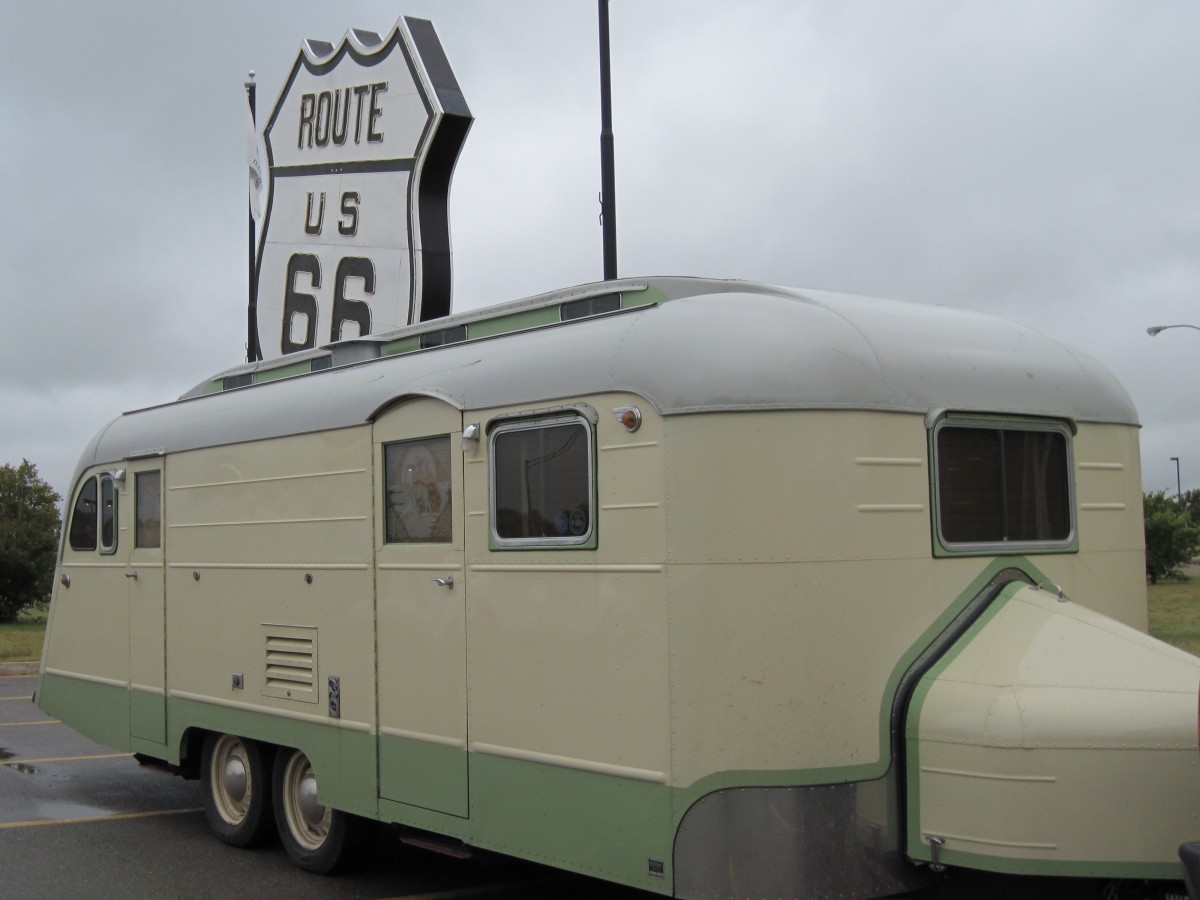 "Gettin' Our Kicks --
Route 66"
1950 Westcraft
Coronado Pullman
Chuck & Toni Miltenberger
Saugus, California
