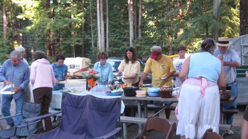 
Saturday night potluck begins... 