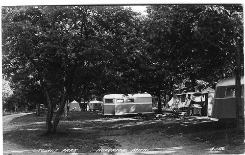 
c.
TOURIST PARK
Houghton, Mich.
B-1186 (The L.L. Cook Co., Milwaukee) 