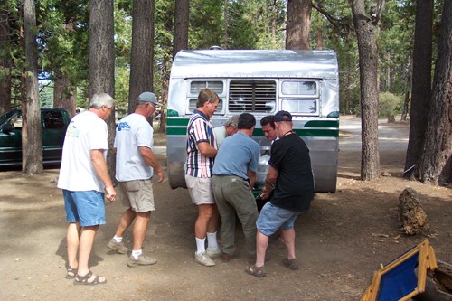 
Teamwork:
Positioning the trailer. 