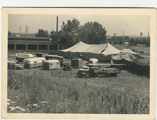 c.
Hunts Circus
Vintage trailers, vehicles,
& tents
(L.B. Ulrich, Mass.)