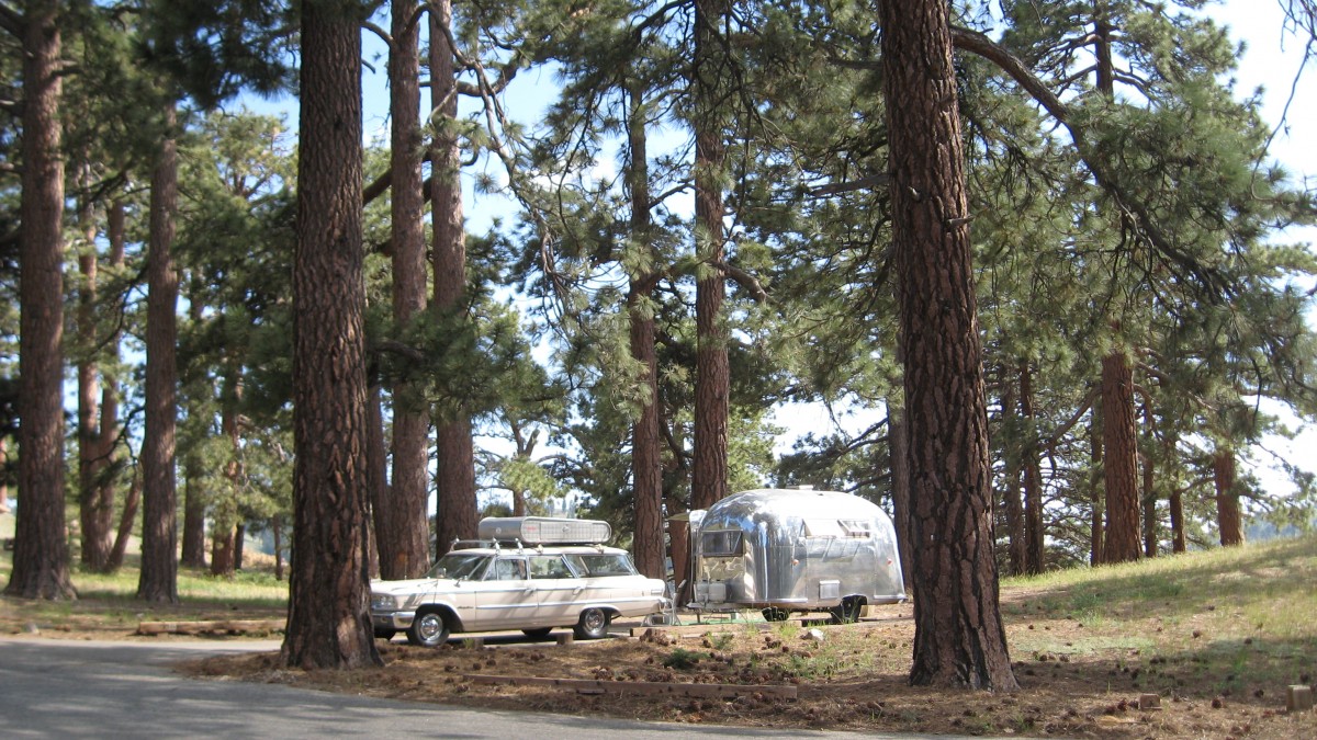 This truly is the
"real deal" camping.
No hookups, plenty of fresh air and sunshine; good ol' fashioned, regular camping by vintage trailer, camper or tent...