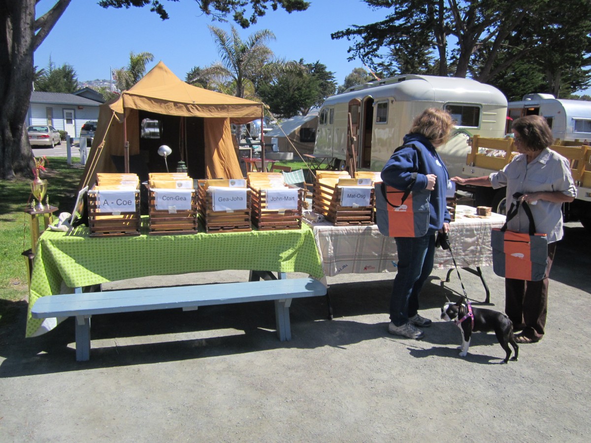 Picking up
registration packets
305+ vintage trailers